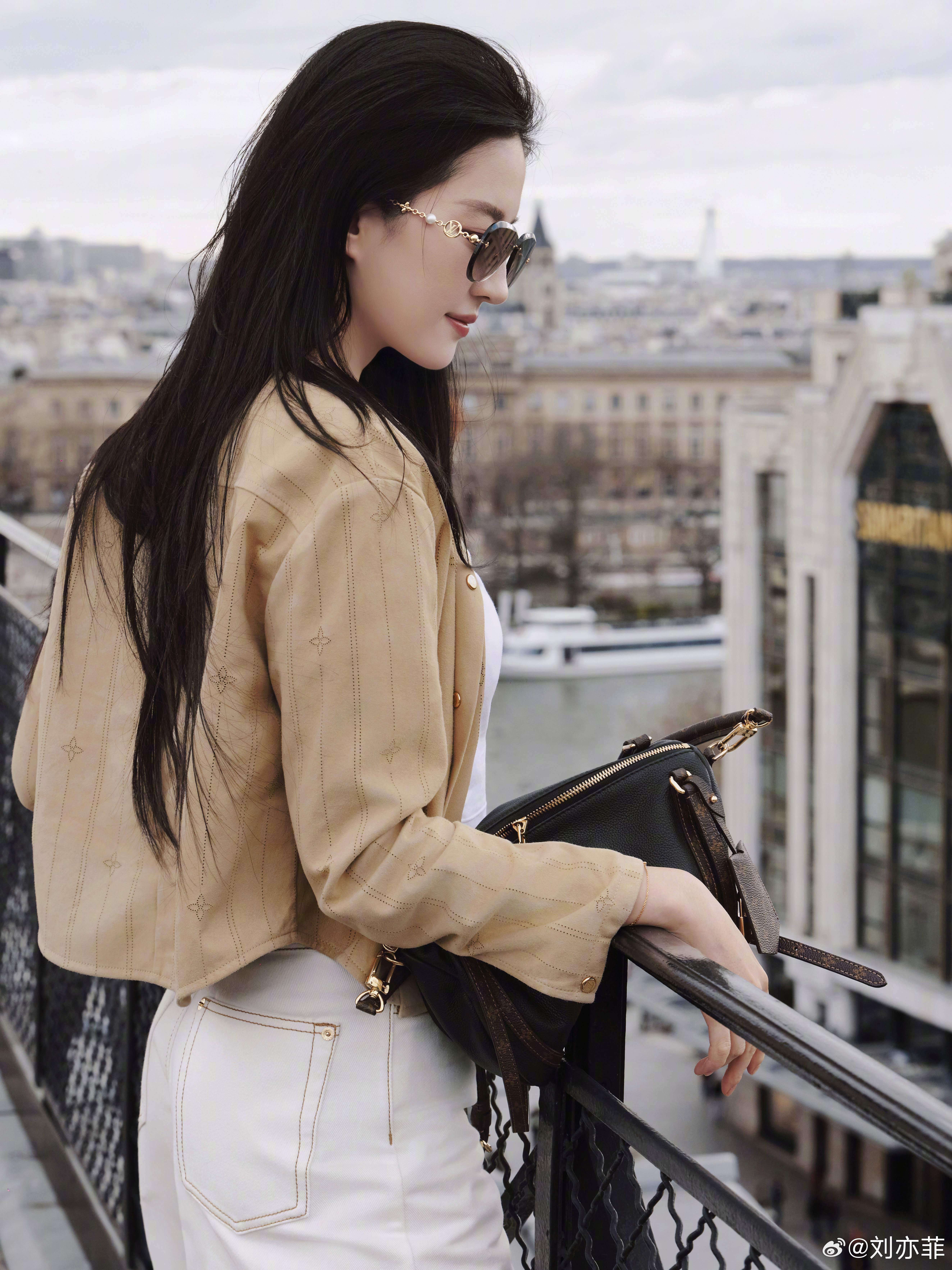 好松弛，好洒脱，好可爱刘亦菲老钱风大片