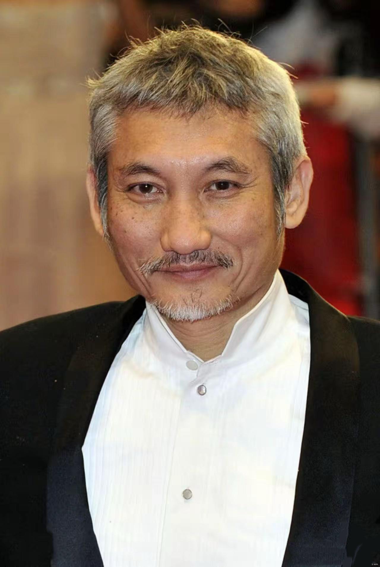 直到得知施南生离世的消息，我才猛然反应过来，镜头里永远斯文儒雅的徐克，今年已经7