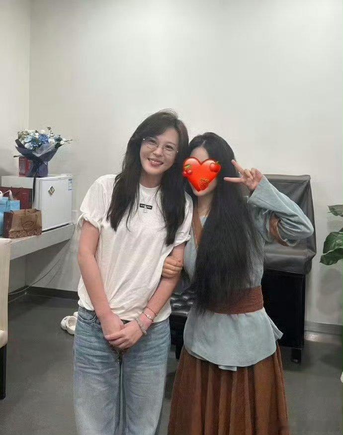 李金铭现身好久没见，姐姐这气血状态简直绝绝子，漂亮得一如既往，岁月真的对她太温柔