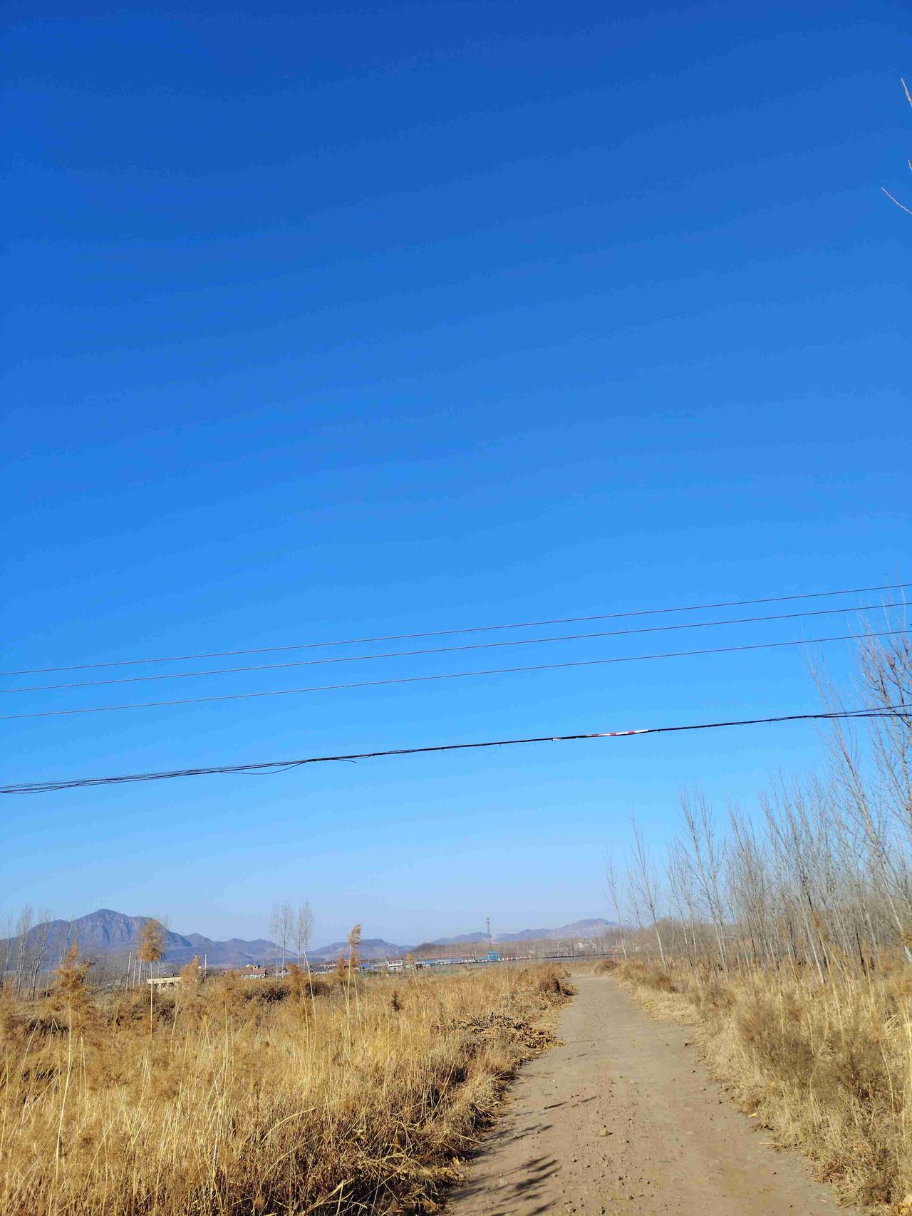 带定位晒今日生活 今日阳光正好，抬头看，天空像一封蓝色的情书，白云悠悠地飘着，仿