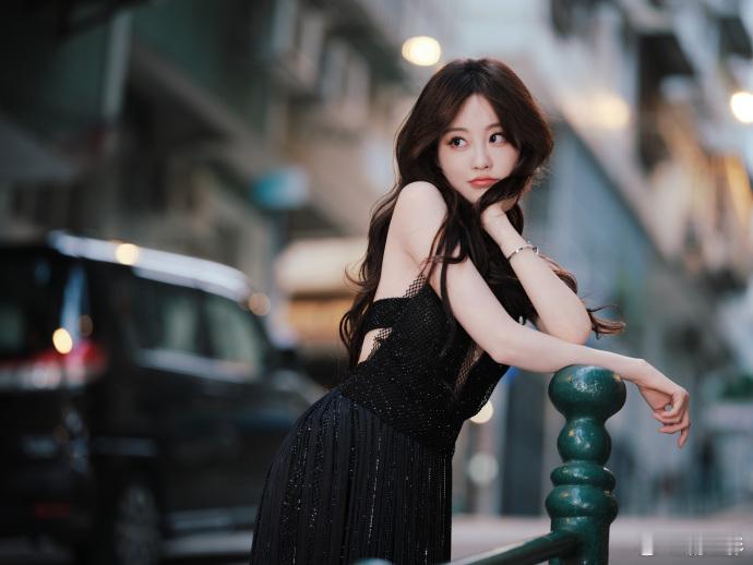 祝绪丹挂脖黑纱长裙  祝绪丹深V黑纱长裙也太好看了吧，这一套造型的风格，优雅又带