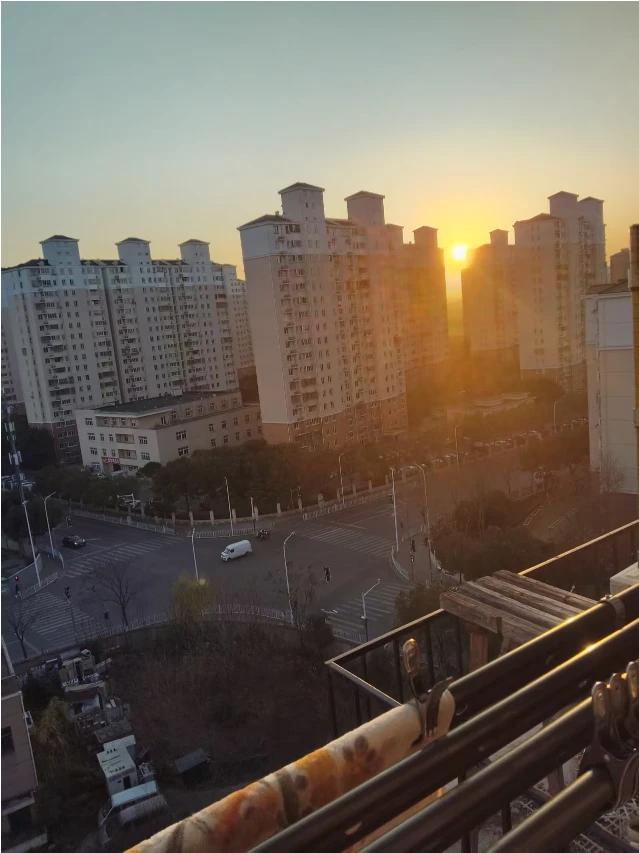 晓月半弯舟伴柳
暖阳通圆楼夹树