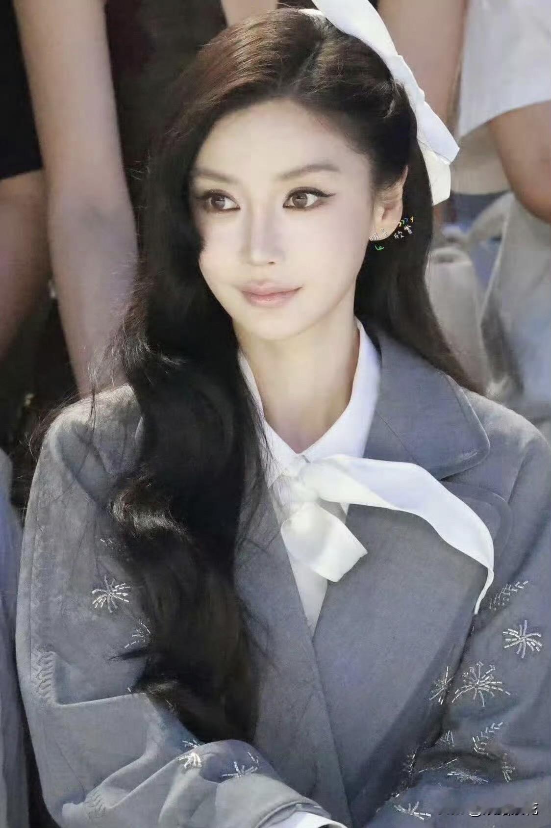 7月8日，Angelababy亮相北京时装周现场观秀，全新解锁韩系学姐风造型，新