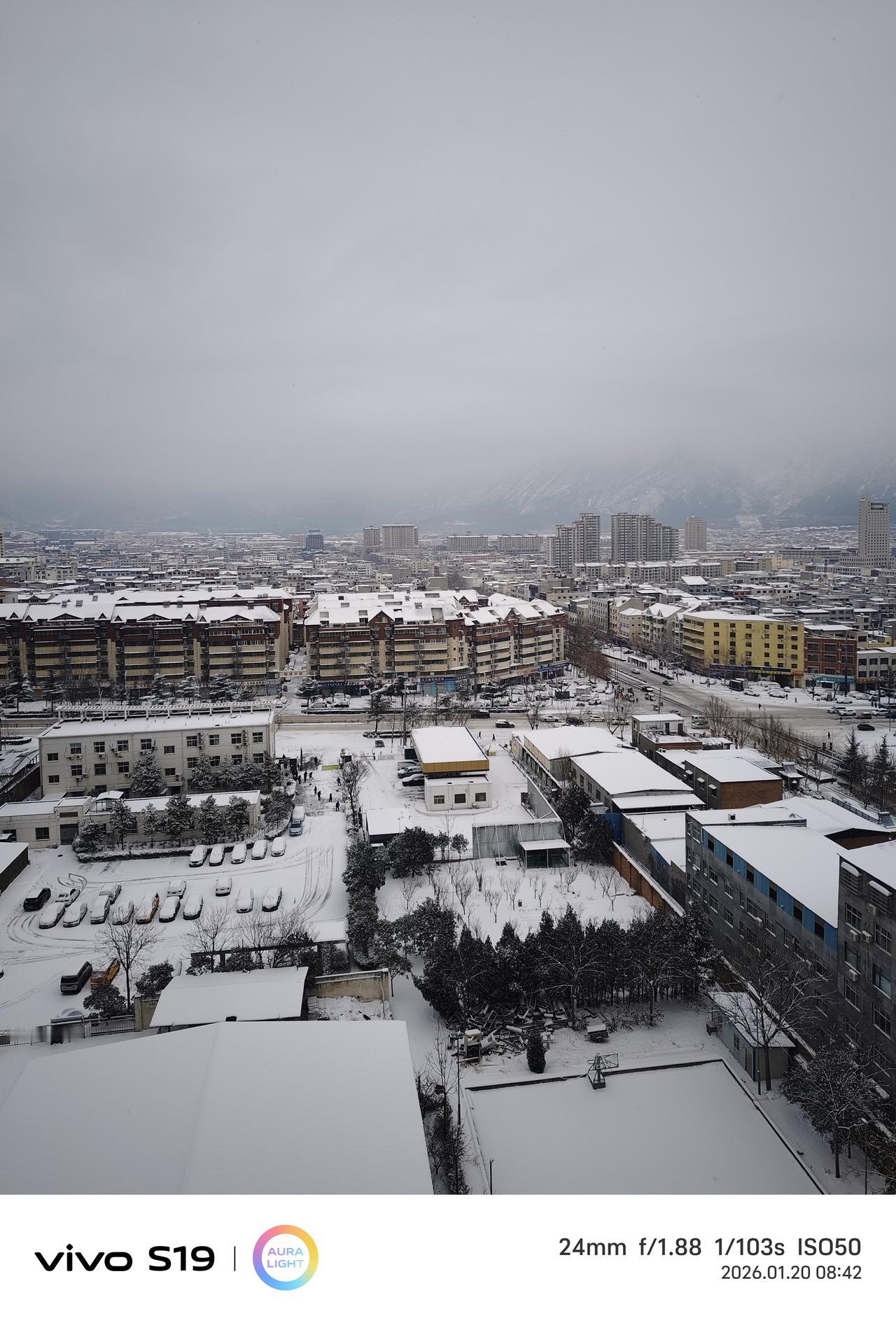 这一觉醒来，
看着窗外那点还没盐粒大的雪，
我是真无语了。

满世界的暴雪预警，