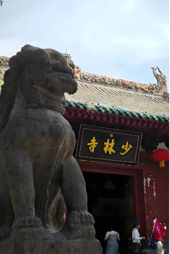 布鞋与袈裟，人设皆崩塌前段时间， 以长期穿布鞋，一年消费不超过5万元的中国前首富