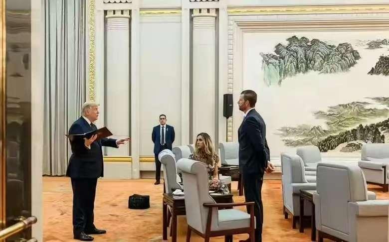 没想到美国总统特朗普一向张扬的个性到我们这里大大收敛了，低调了许多。特朗普在讲话