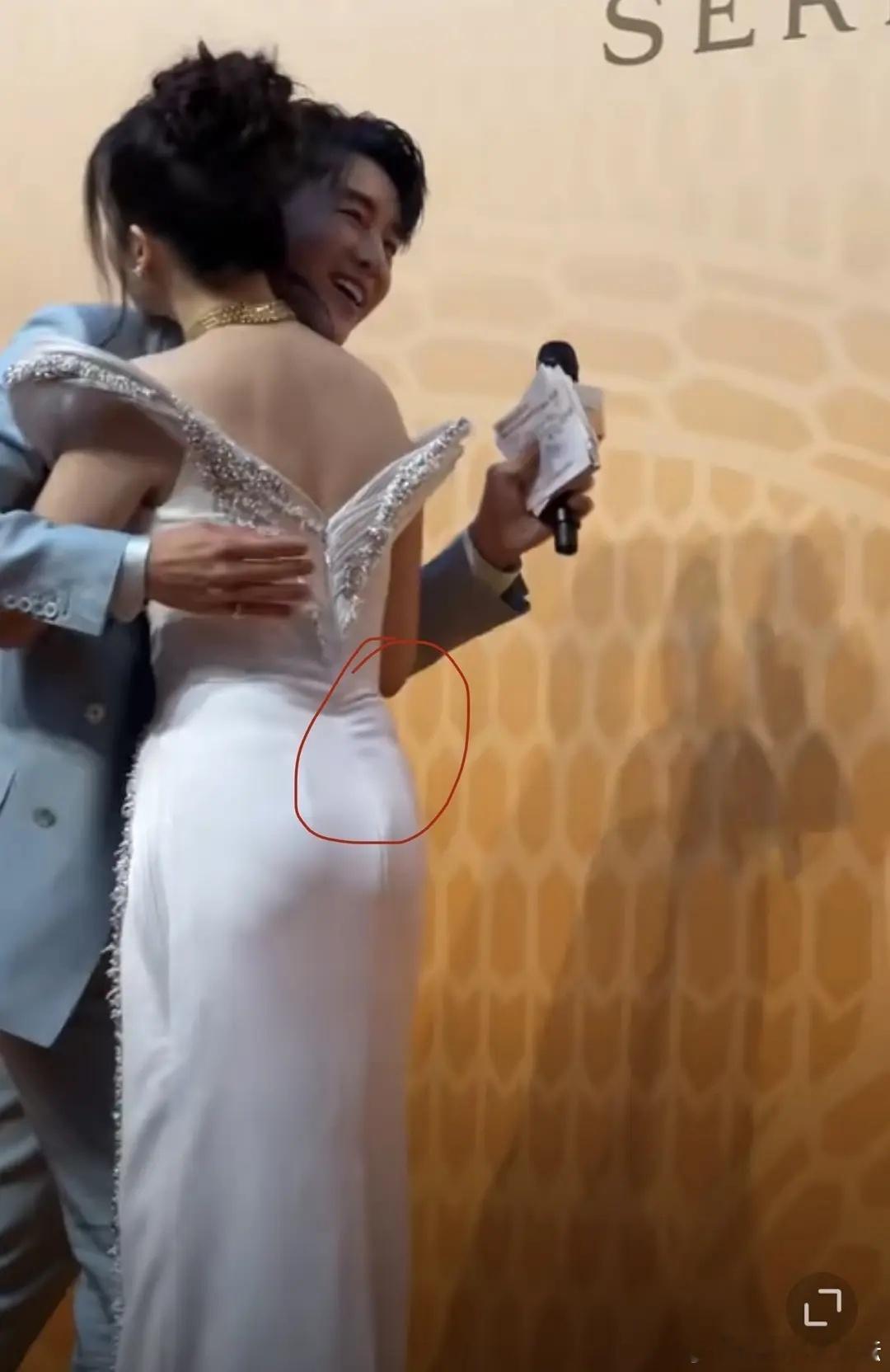 为什么刘亦菲的造型师总是给她穿不合身的衣服 ​​​