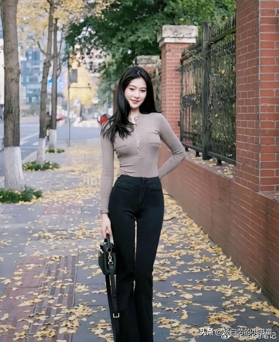 我们学校新来的一位老师
一下子学校里新增一道靓丽风景
几个单身男老师眼前一亮
无