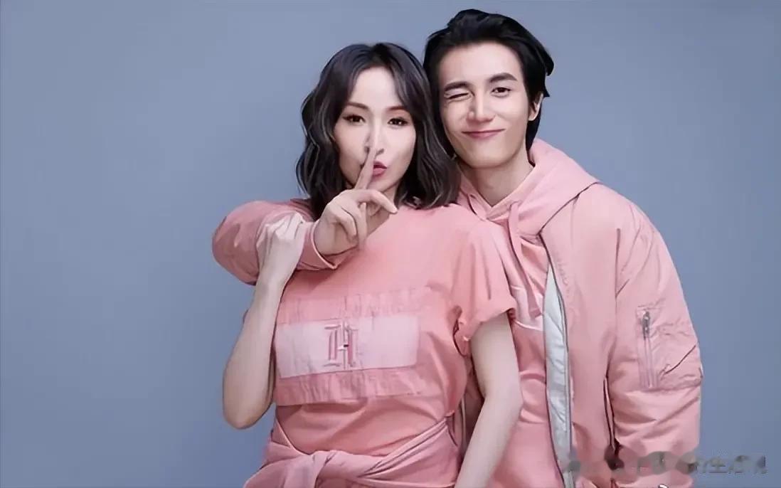 萧亚轩宣布单身，她前男友黄皓与女邻居闪婚，目前过得很幸福！

萧亚轩直播时宣布单