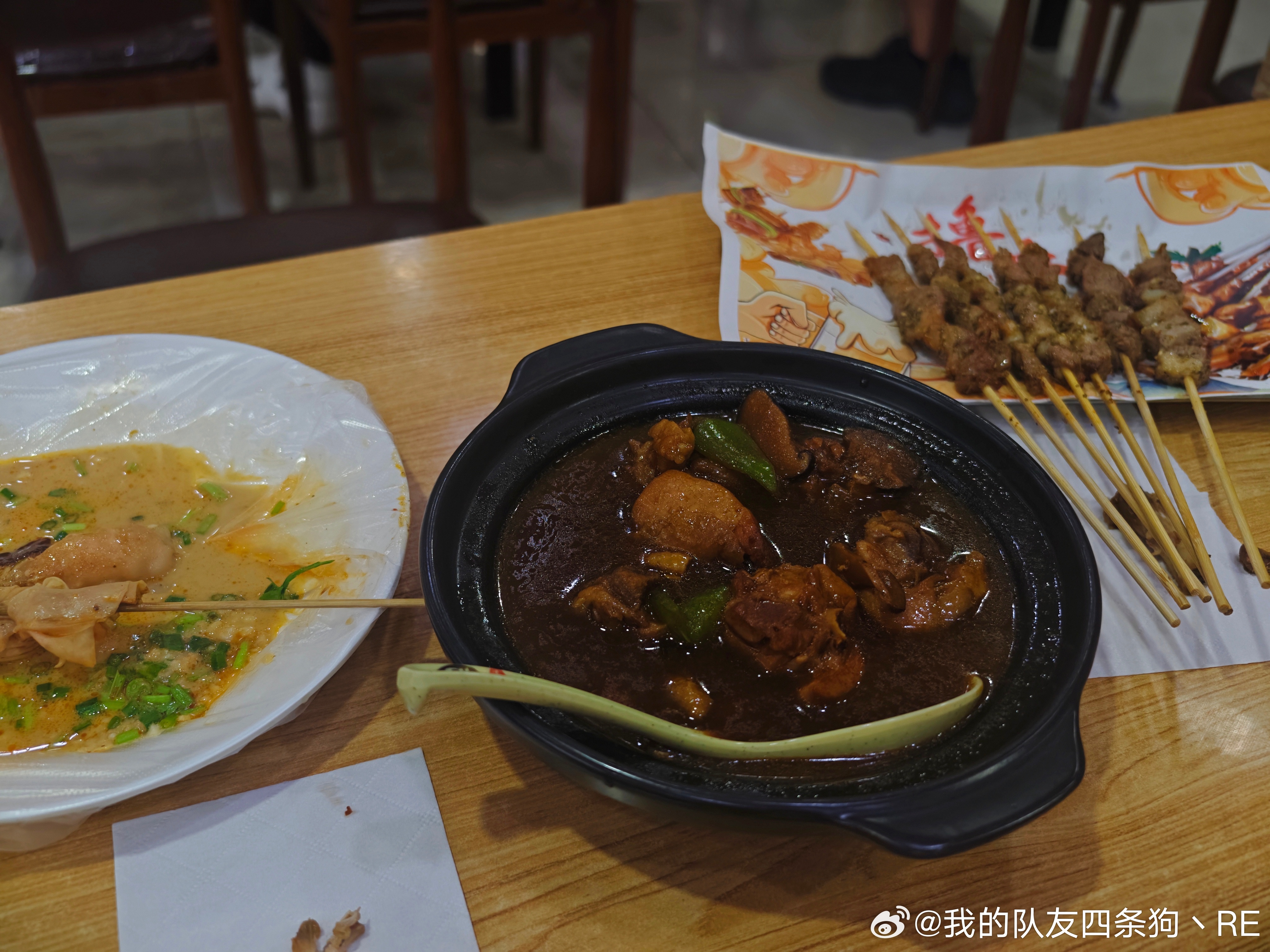 左手麻辣烫右手羊肉串中间黄焖鸡皇帝老子不及吾 
