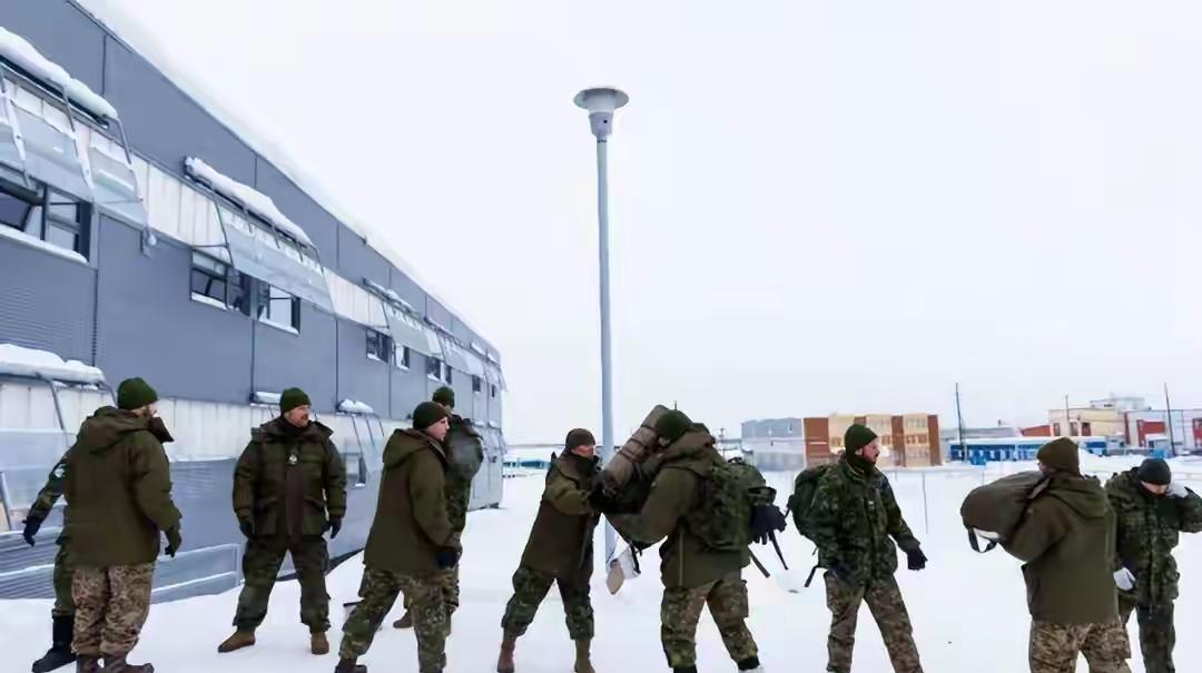 特朗普拒绝参会，马克龙选择硬刚，加拿大紧急展开军演