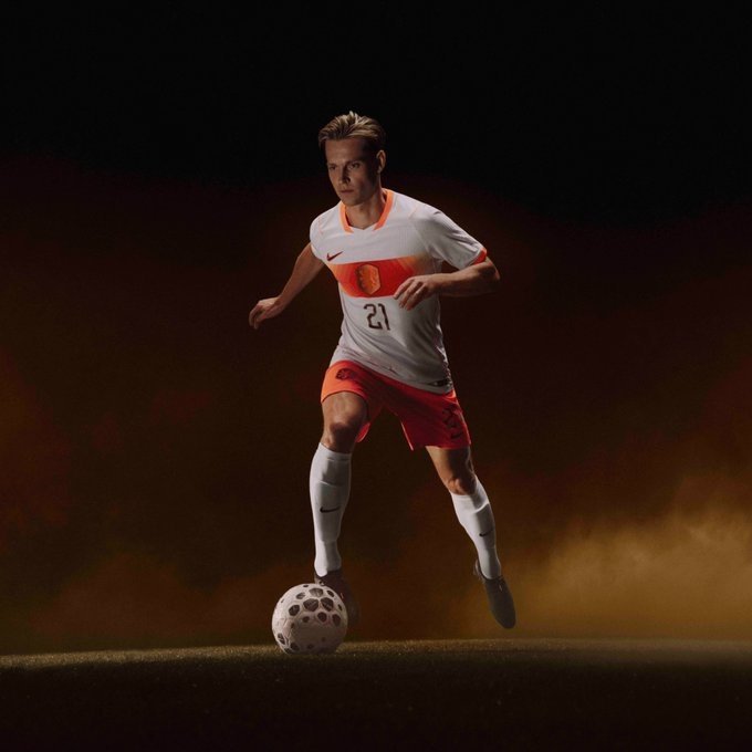 #荷兰队发布世界杯球衣# 荷兰队官方更新社媒动态，发布世界杯主客场球衣。荷兰队社