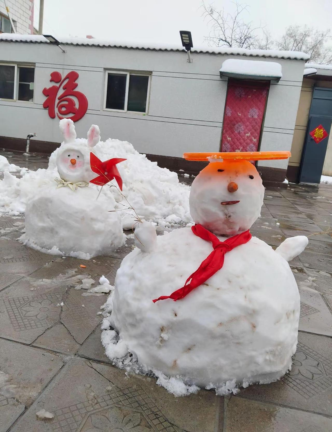 堆雪人了雪天路滑注意安全 堆雪人了