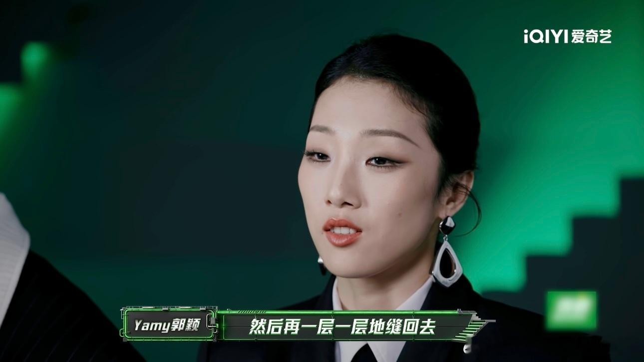 盛宇沙哑声线配Yamy温柔粤语，一粗一柔在台上交织，没有炫技没有炸场，就是两个人