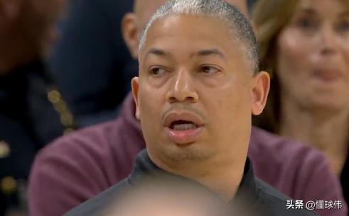 带伤坚持！泰伦卢谈伦纳德：

“伦纳德的手腕有伤。”

“但他坚持带伤出战。”