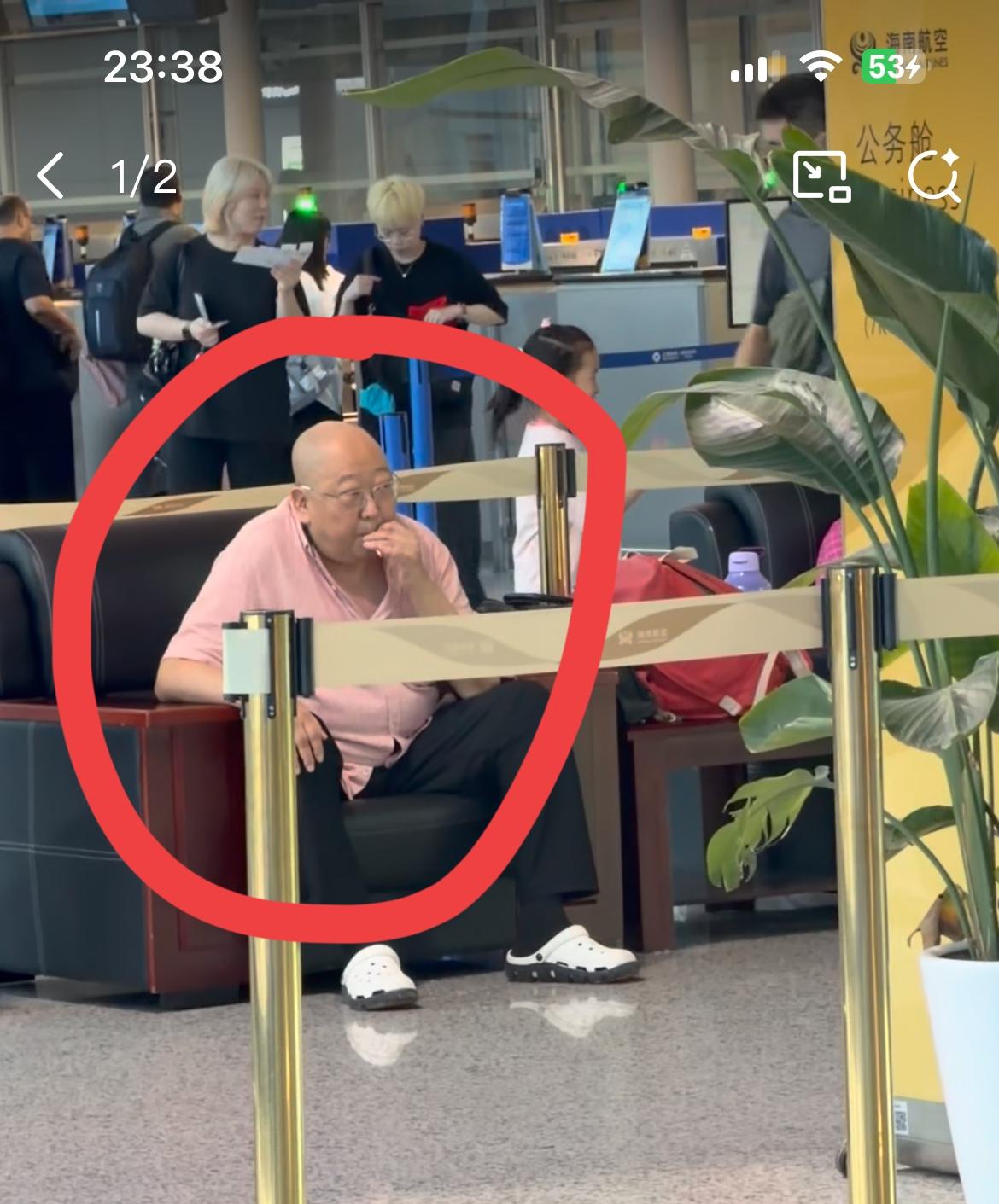 网友曝光浦东机场内竟然有人抽烟。真是离了大谱了。在镜头中一个穿粉色衣服的光头中年