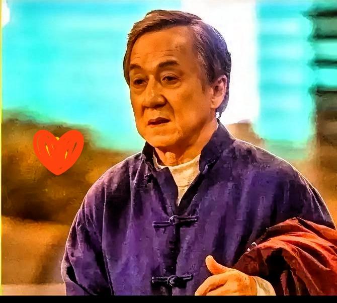 最近，71岁的成龙icon上了热搜。

不是丑闻，比丑闻更震撼。他当着镜头坦然承