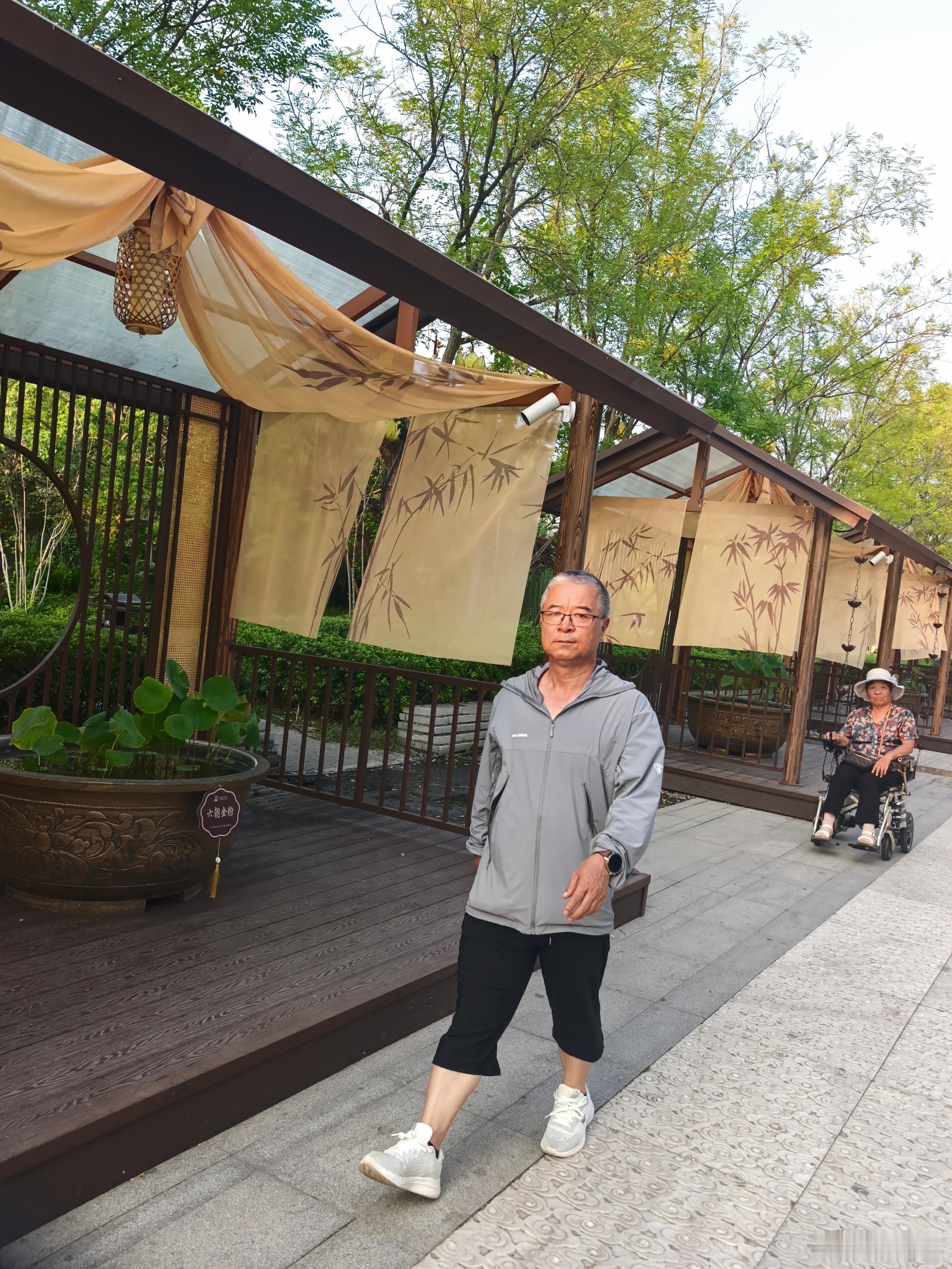 我今天来到了开封的铁塔公园，铁塔公园，他名字叫铁大公园，其实他是琉璃砖流璃飞的铁