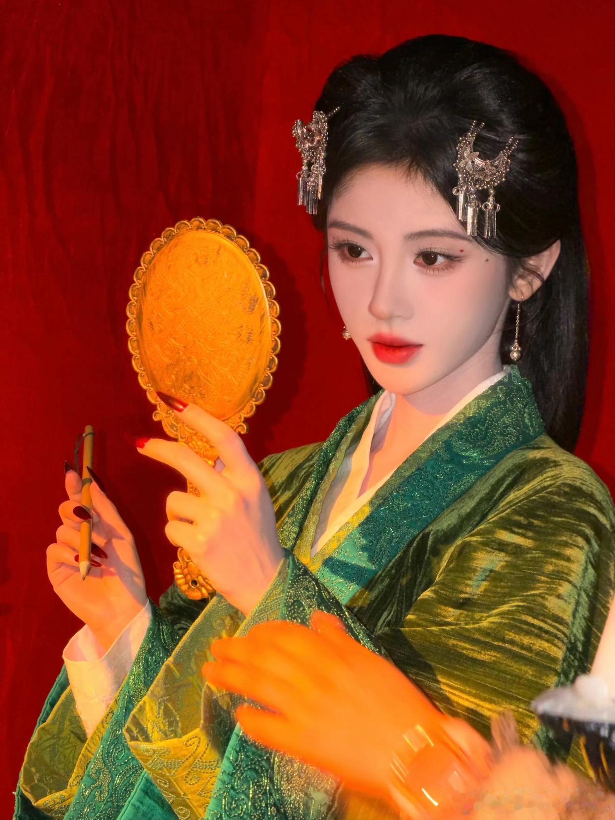 1.唐艺昕前两年没什么工作的时候天天在家炒股、理财，不过她确实不太擅长这些，大部