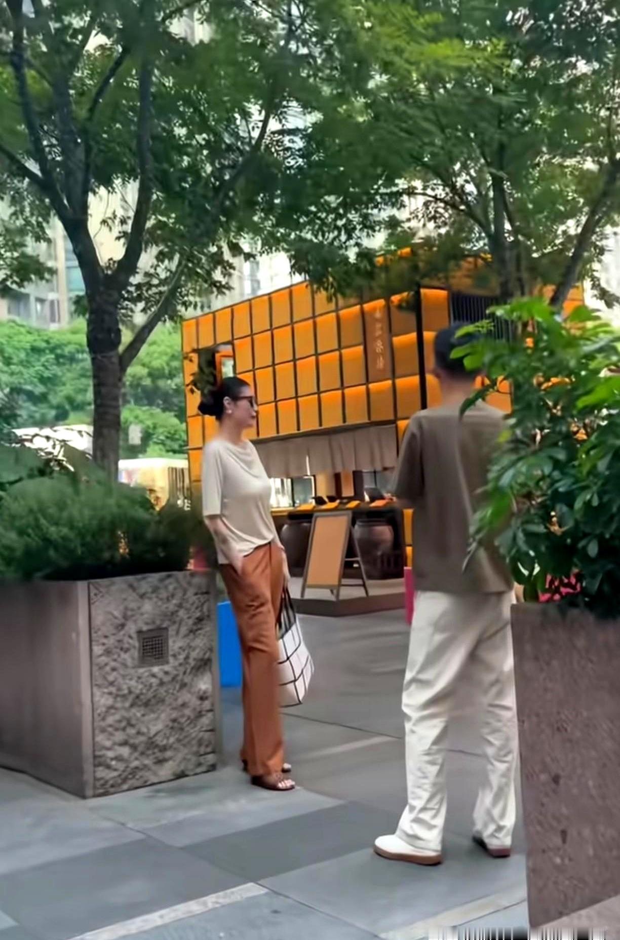 网友在街上偶遇葛荟婕，第一眼就被惊到了：个子高，状态也挺亮眼，确实挺抢镜。
说白