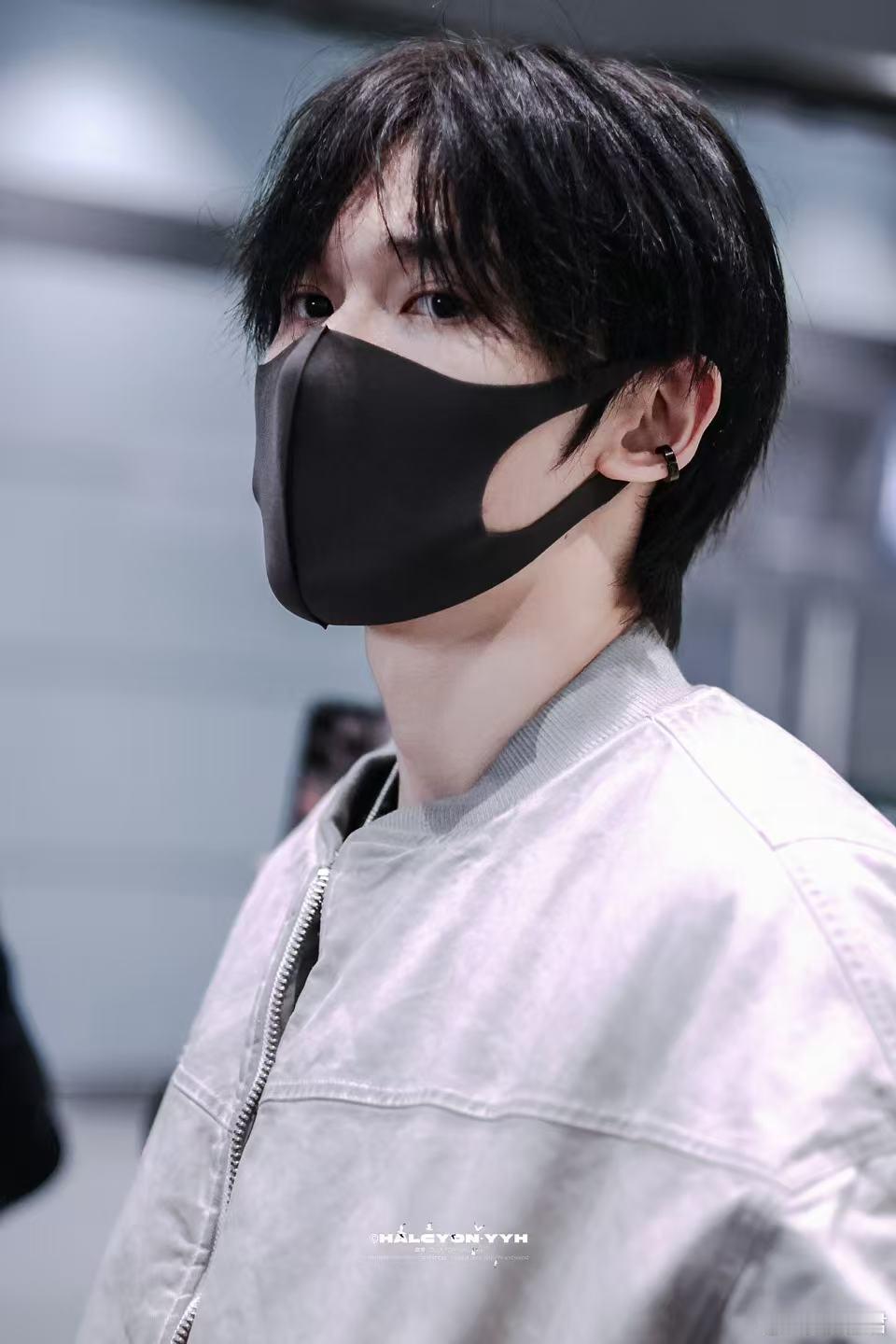 余宇涵机场走一半把外套脱了 少年感天花板非余宇涵莫属！走一半脱外套的自然随性，没