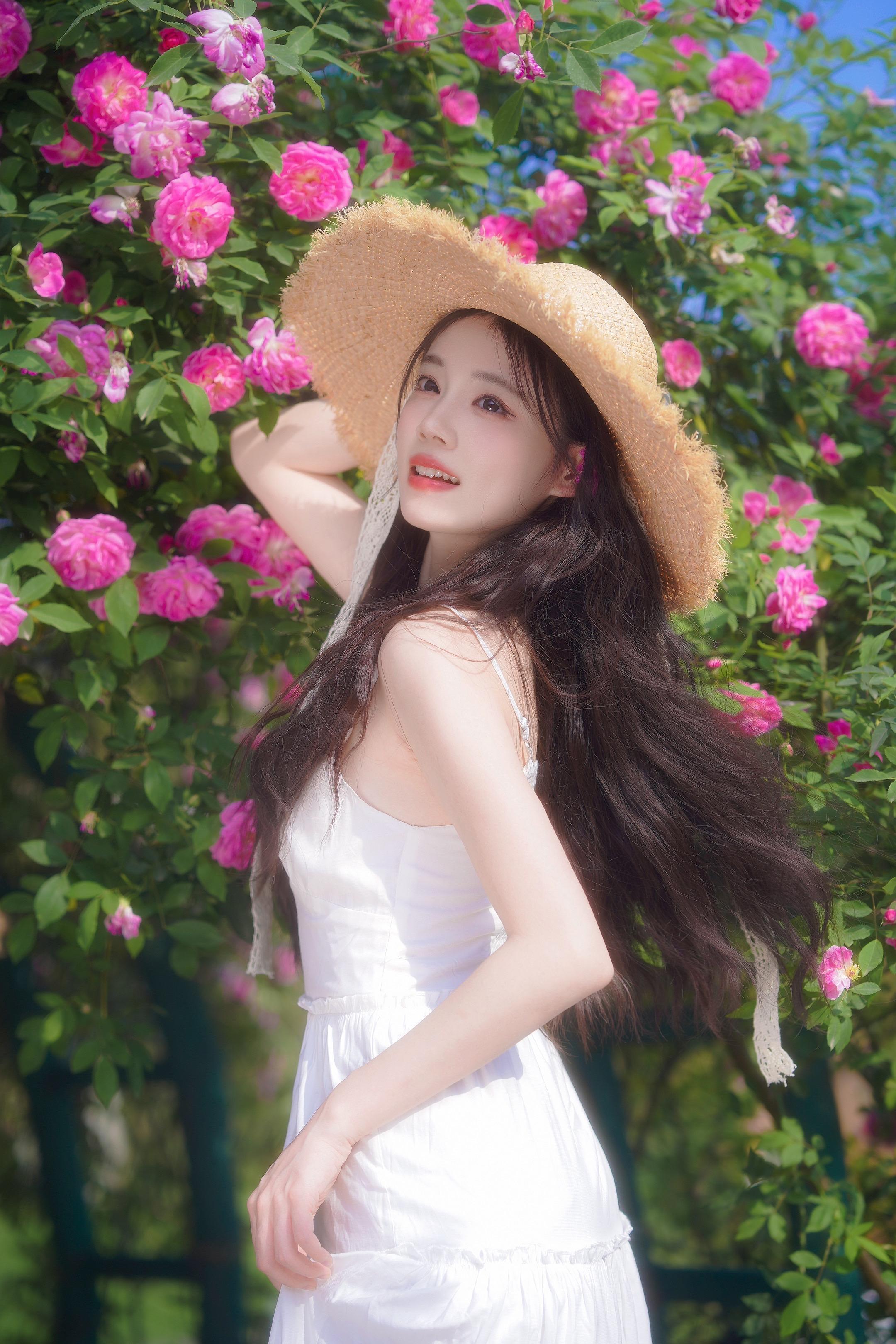 蔷薇花的春天～氛围感拉满了！礼嘉智慧公园的这个拱桥蔷薇太有感觉了，盛花...