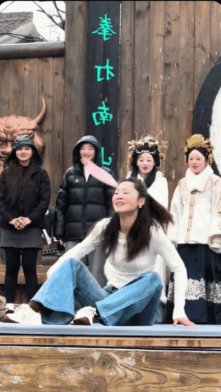 沉重的一摔，
她竟然还能笑出来！