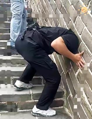 10月5日八达岭长城的这一幕，看完真是又好笑又揪心。

有位男游客图新鲜，把头伸