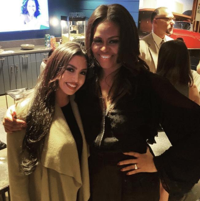 瓦妮莎靠着米歇尔肩膀一副小鸟依人的模样，稳重踏实的米歇尔确实可以让人依靠，她们两