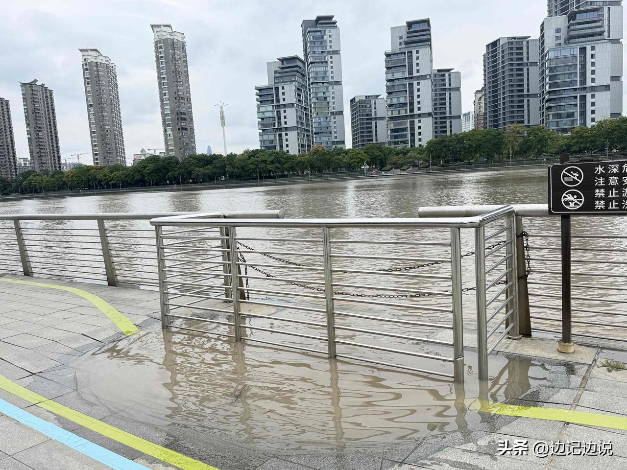 网友报料：中秋前后恰逢天文大潮汛，奉化江部分地势低洼的区域已经出现江水漫堤的情况