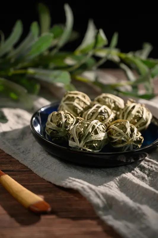 这篇短文的好，在于它不端着。
端午写的人太多了，屈原、粽子、龙舟一铺，很容易滑成