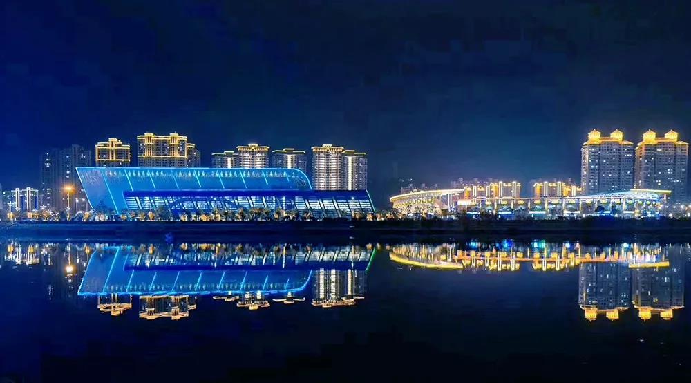 2015年10月，宁德房价均价7525元；
2016年10月，宁德房价均价677