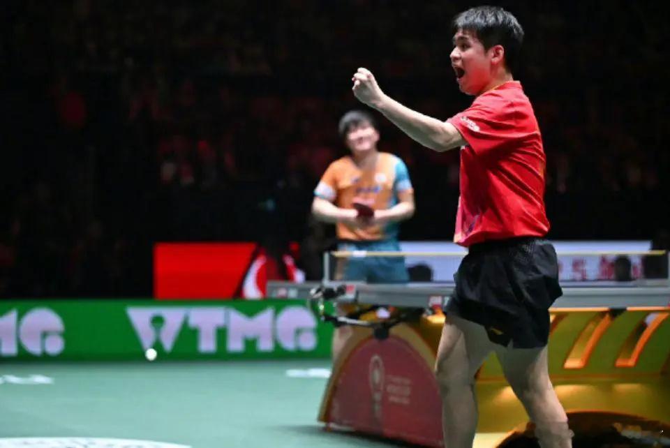 太燃！20岁林诗栋打崩张本智和 亲吻国旗：感谢信任 没让大家失望12月7日晚间，