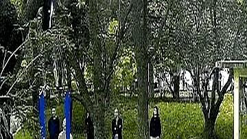 14个大回环，一条人命。
 

大伙儿一声声“老英雄”地叫着，他就在单杠上玩命地