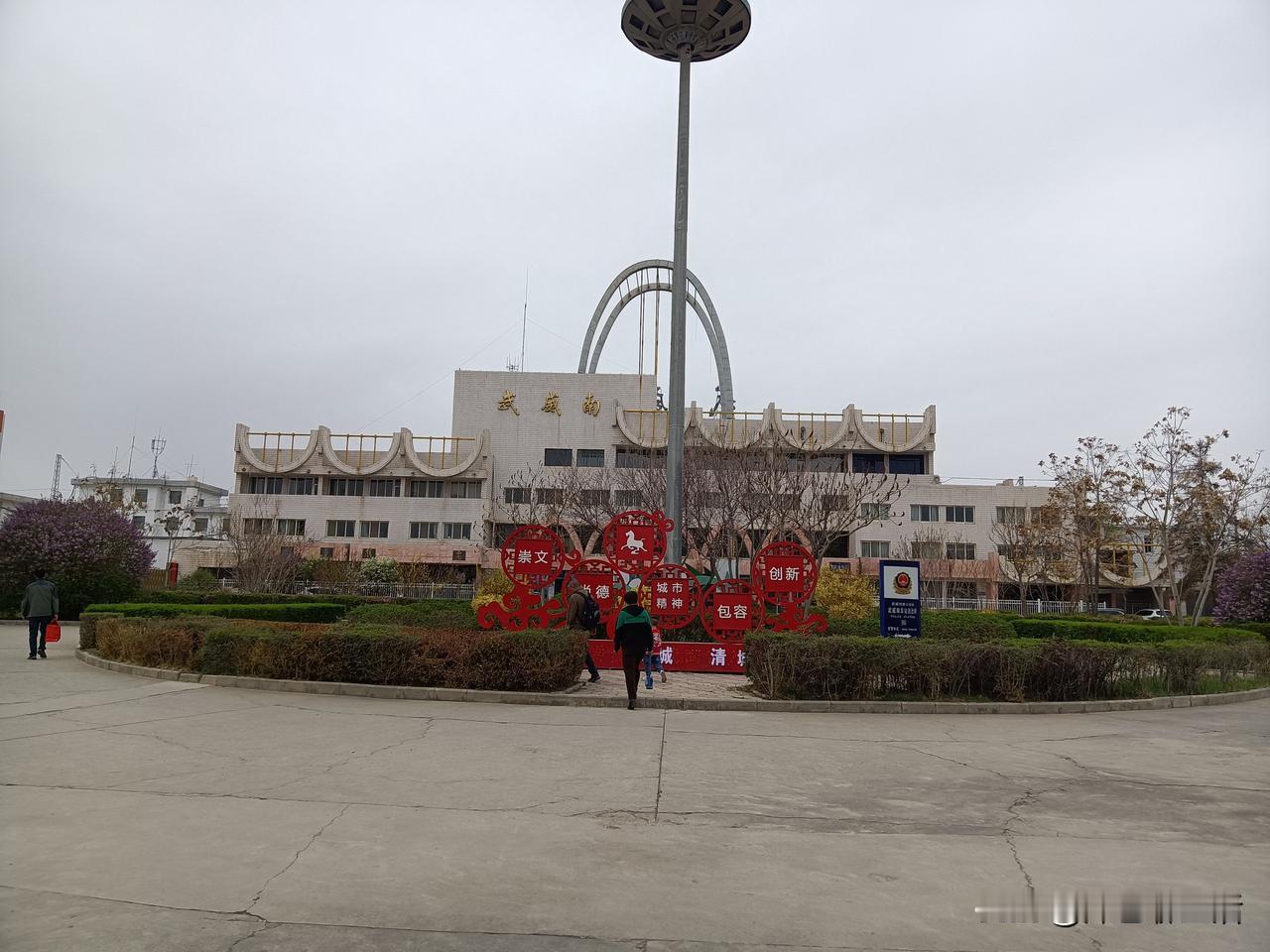 每天上班最开心的是银行卡里的工资到账的时候。

每月的5号工资到账，员工高兴，老