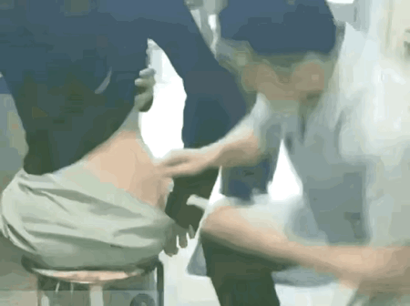 男大夫给女病人扎臀部针见过吗？
男大夫给女士的裤子向下拉拉裤出皮肤，用棉签涂抹在