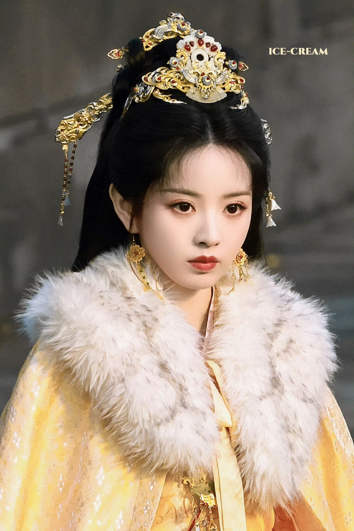 田曦薇妇女节请《嫁金钗》剧组喝奶茶吃小吃