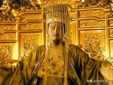 朱元璋有个发小王二飞，得知朱元璋当了皇帝就去讨赏。

朱元璋念旧情，说道：“你大