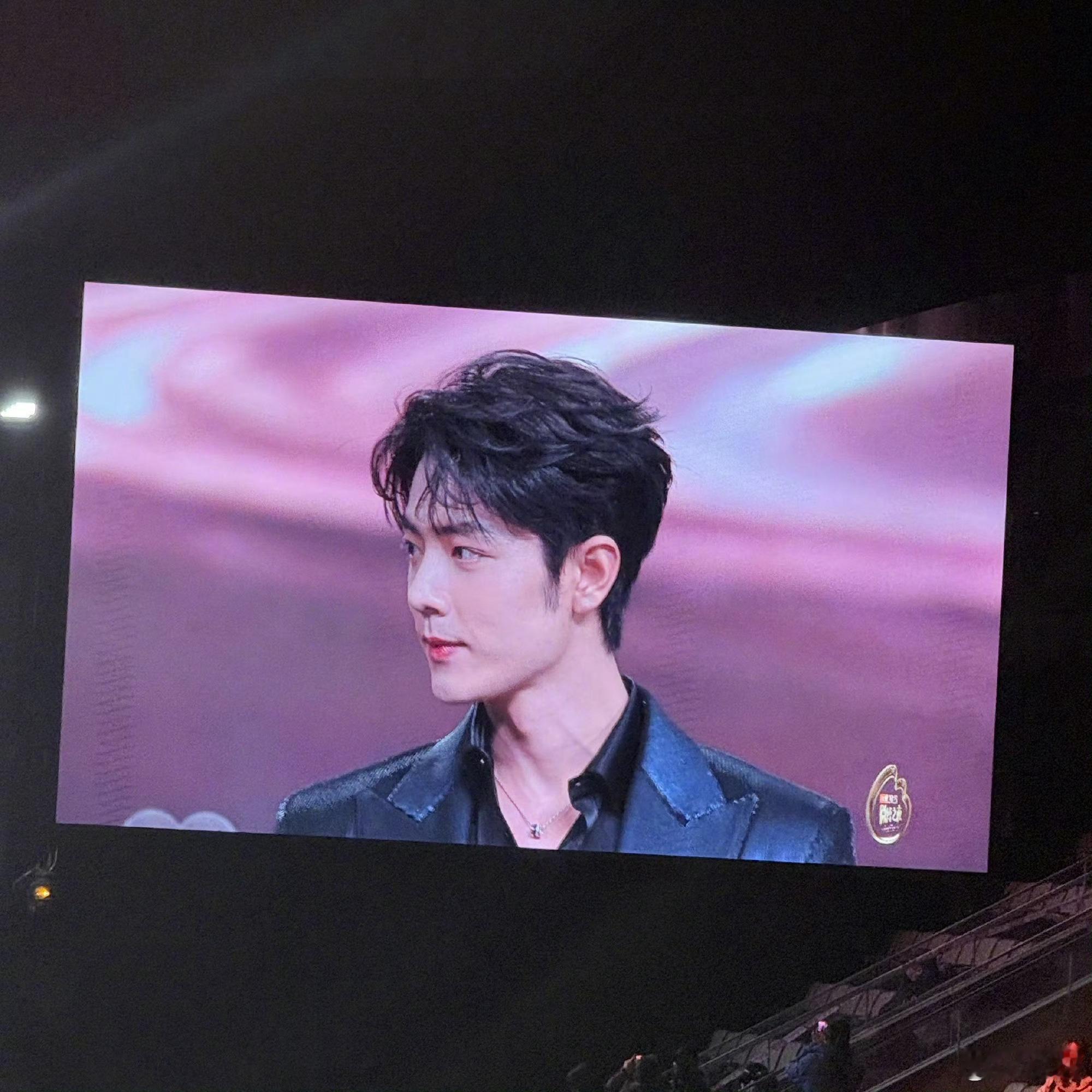 微博之夜大屏幕上的肖战 恭喜2025微博king肖战