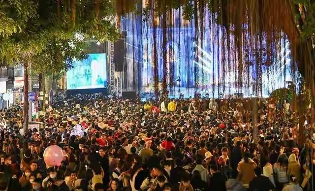 越南圣诞节大火，成了越南人的狂欢日。
今年的圣诞节，整个越南街区到处都是圣诞树，