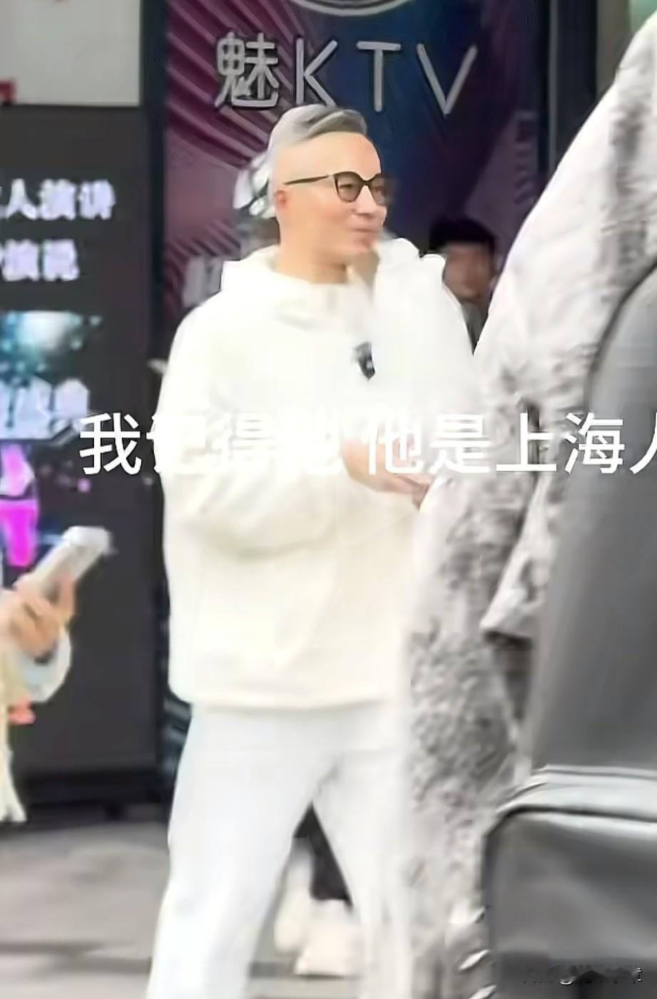 程雷街头拍摄短视频，被眼尖的粉丝网友捕捉偷拍到。
当天程雷穿一身白色运动休闲服，