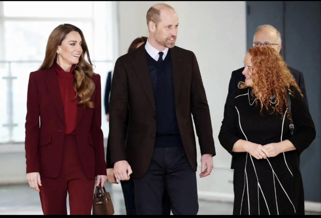 新年后，凯特王妃首现身。他和威廉王子访问了伦敦查令十字医院！

凯特王妃一身酒红