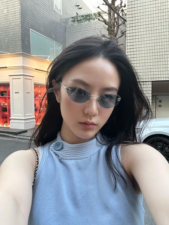 让我们恭喜这个小女孩…