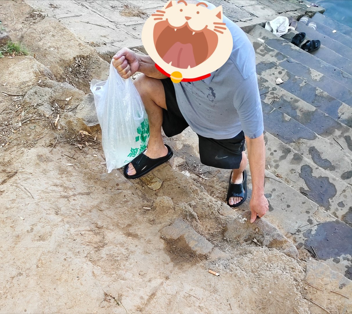 还是老爷子江湖老跳过晒水，直接从河里取水，反正是第一缕阳光晒到的地方。取水的意向