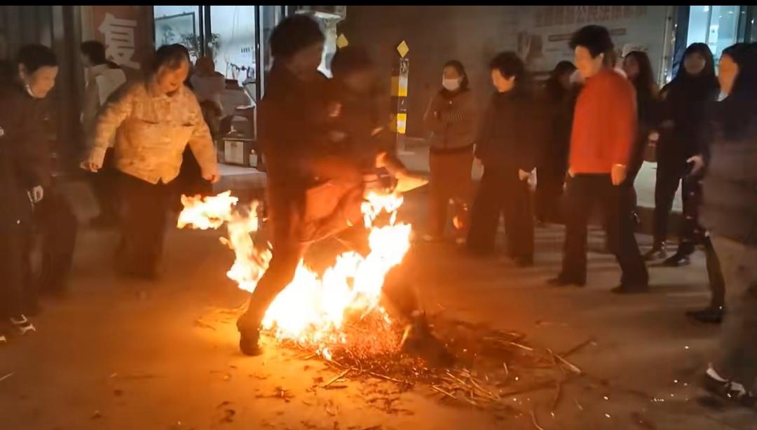 一方面，先进的科学技术加速了武器装备的升级换代，大大提高了武器的效能，客观上对战