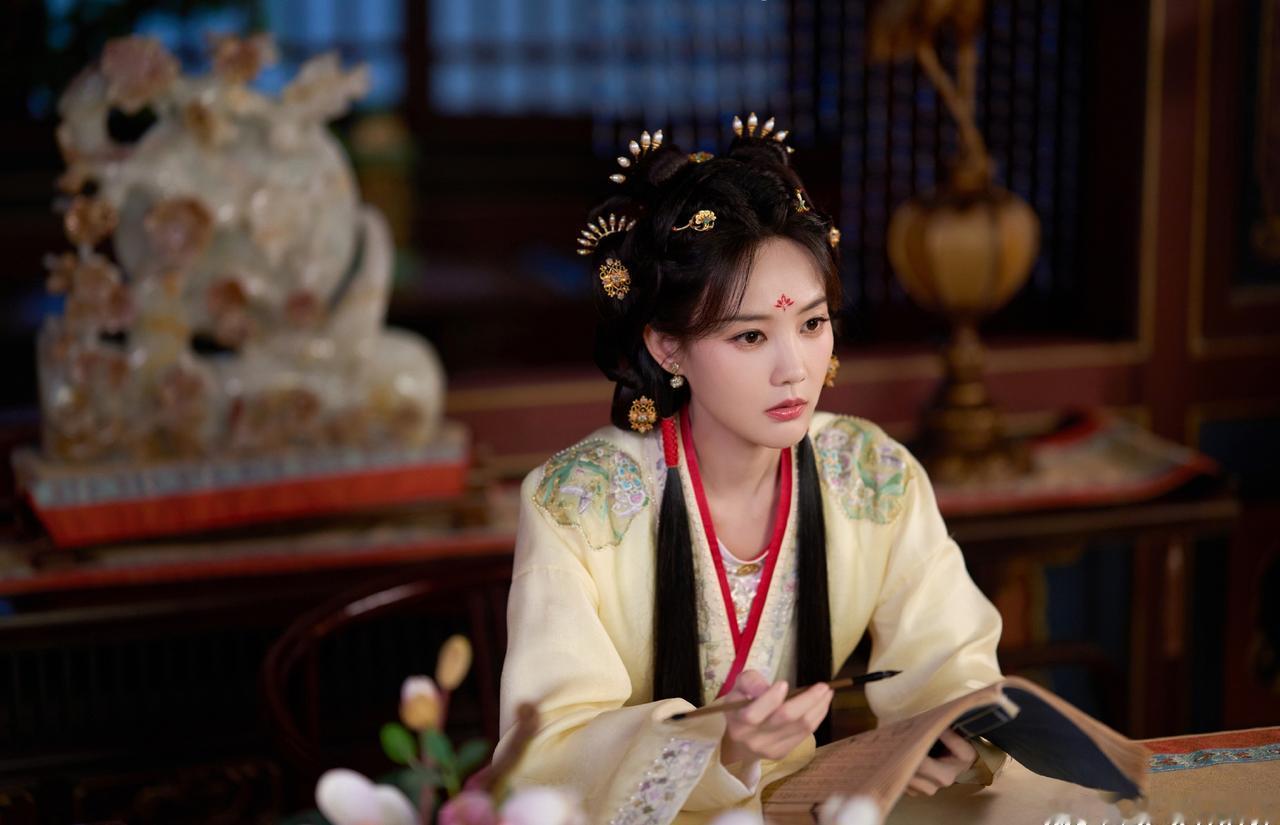 谁能拒绝王以纶高然这款忠犬护卫！对外清冷少言，唯独对李一桐饰演的范云格外上心，日