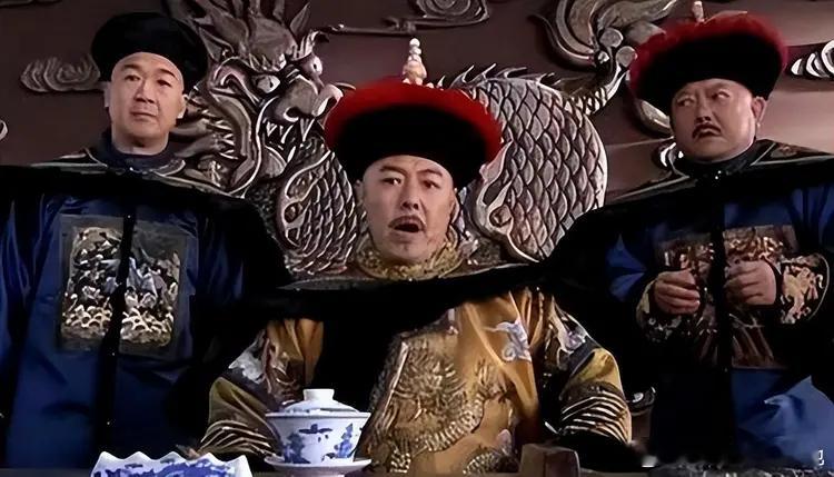 乾隆出上联 “坐北朝南吃西瓜”，满朝文武竟无人敢对，这背后究竟是文人风骨，还是对