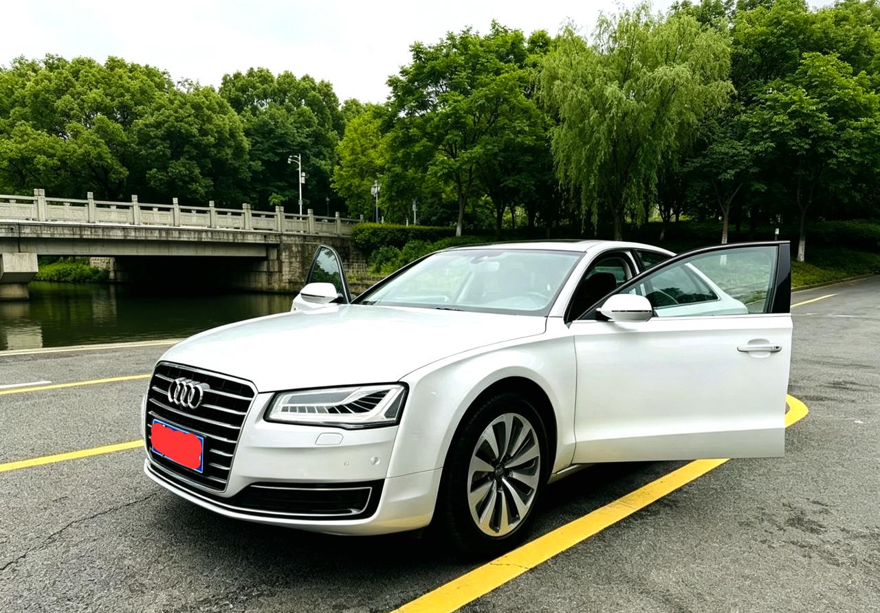 白色奥迪A8L非常罕见的一台车。55tfsi就更罕见了。中国汽车行业总是有那些特