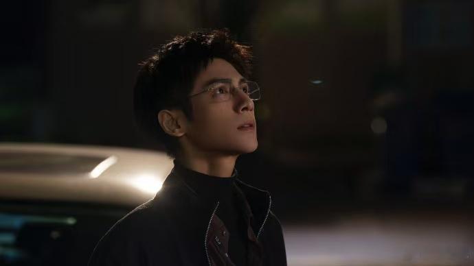 罗云熙悬疑界来了位交换生 悬疑赛道迎实力咖！罗云熙探案造型超带感，微表情满分，跨