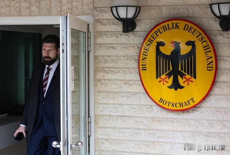 李在明警告诈骗集团别打韩国人的主意，着实霸气十足。不过，不能光说不练，得派兵去围